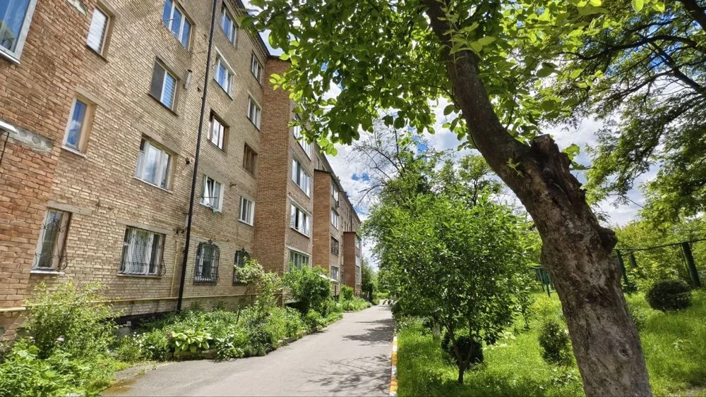 Spacious 3-room apartment in a brick building | Move-in ready.