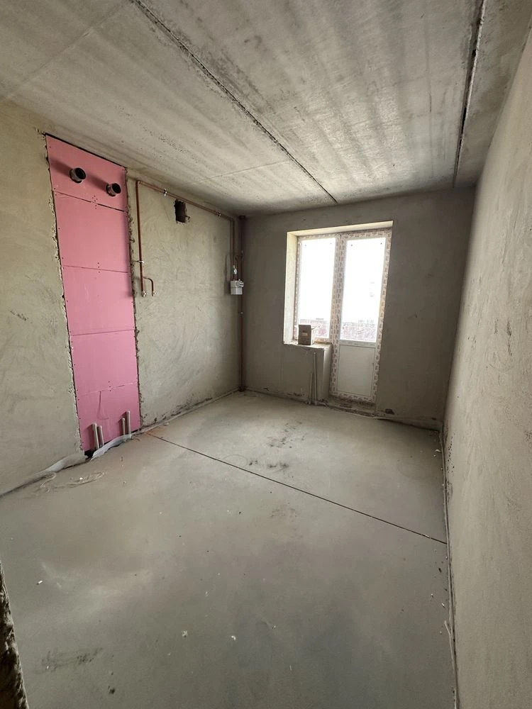 For Sale: 2-Room Apartment, Unrenovated! Minimal Registration