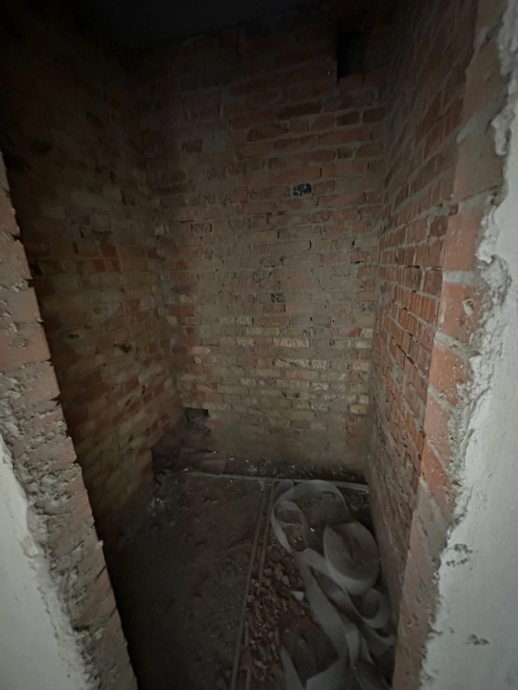 For Sale: 2-Room Apartment, Unrenovated! Minimal Registration