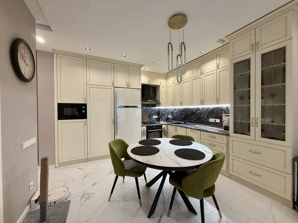 Two-bedroom apartment with designer renovation! GAS! Minimal taxes!