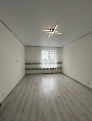 One-bedroom apartment renovated near school
