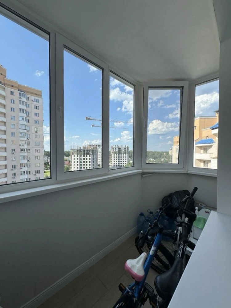 Продається велика двокімнатна квартира з ремонтом у центрі Бучі