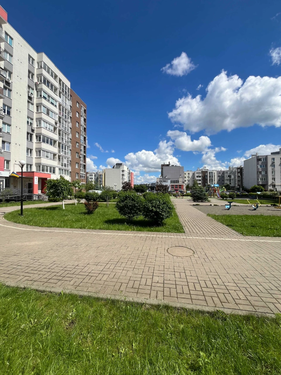 Простора 2-кімнатна квартира з новим ремонтом у сучасному ЖК