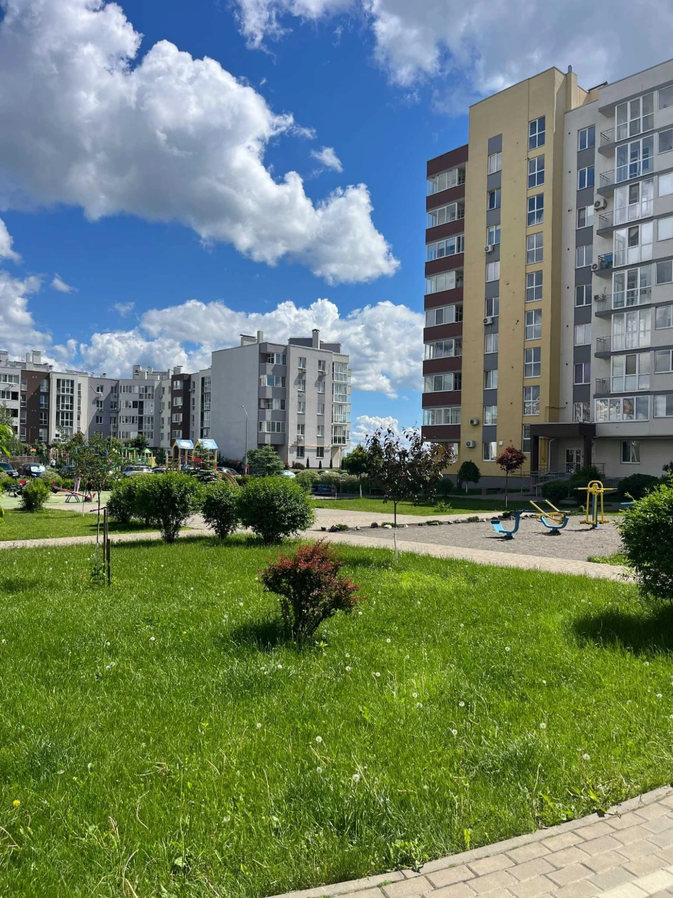Простора 2-кімнатна квартира з новим ремонтом у сучасному ЖК