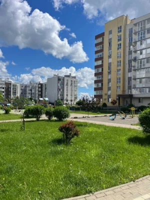 Простора 2-кімнатна квартира з новим ремонтом у сучасному ЖК