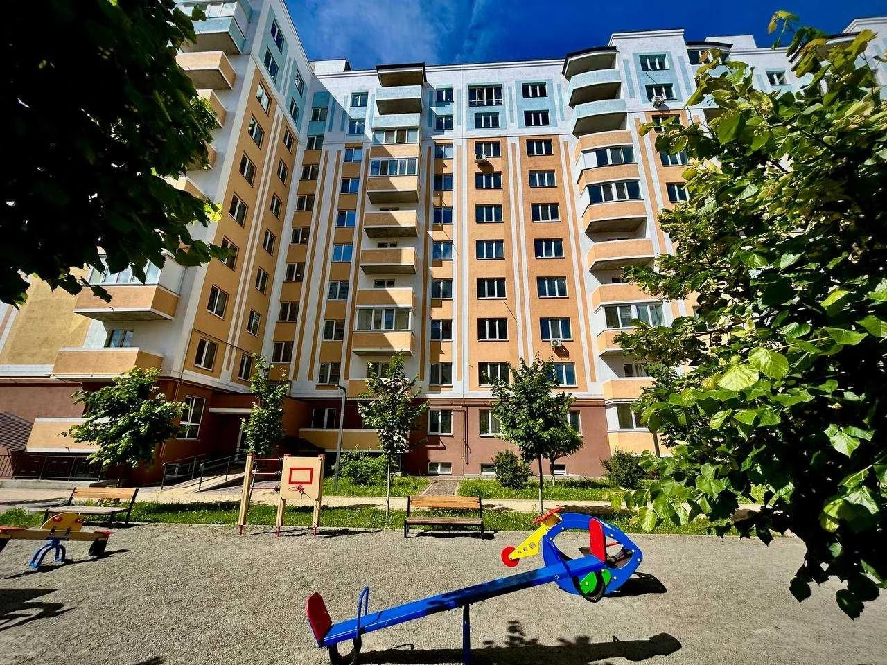Три кімнати, індивідуальне газове опалення, котел входить у