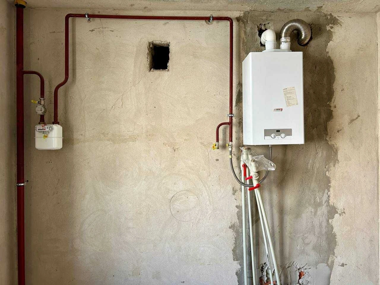 Три кімнати, індивідуальне газове опалення, котел входить у