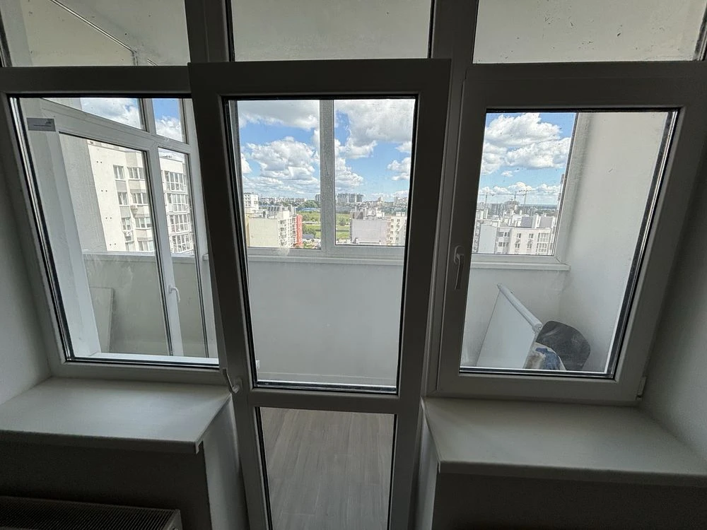 Sale of a large two-bedroom apartment. Voucher certificate, two