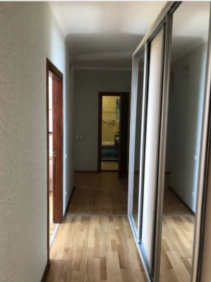 Светлая 2-комнатная квартира в центре Бучи, 66 м2 с хорошим ремонтом