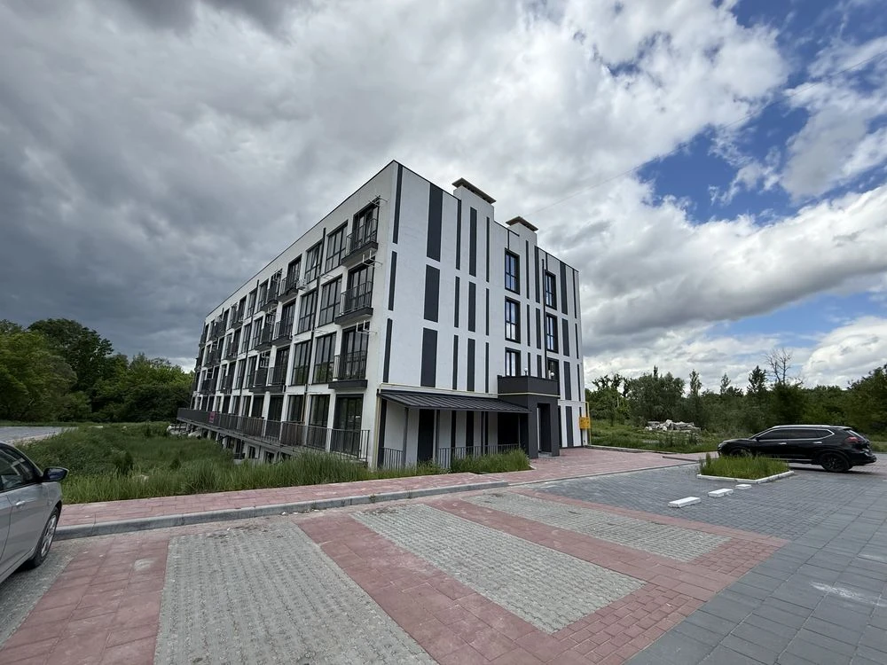 Apartment with balcony, near Buchansky Park. Available