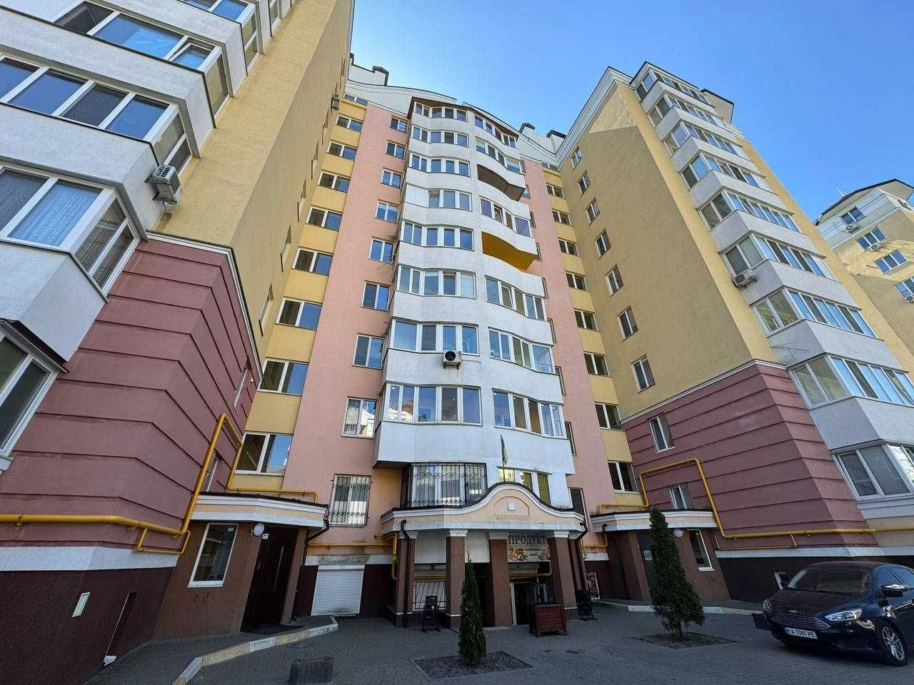 Світла, ВИДОВА дворівнева квартира з терасою, яка дійсно вра