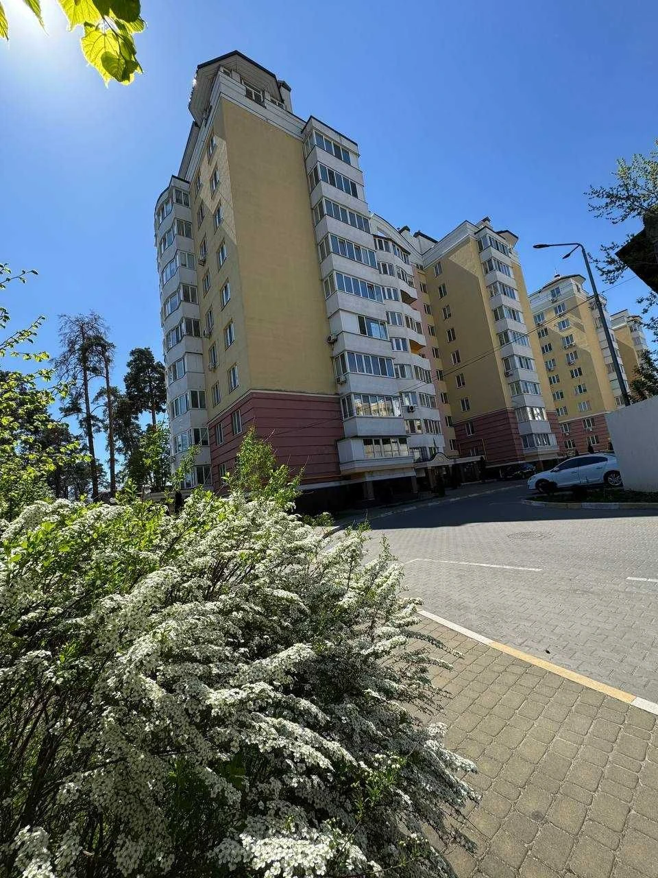 Світла, ВИДОВА дворівнева квартира з терасою, яка дійсно вра