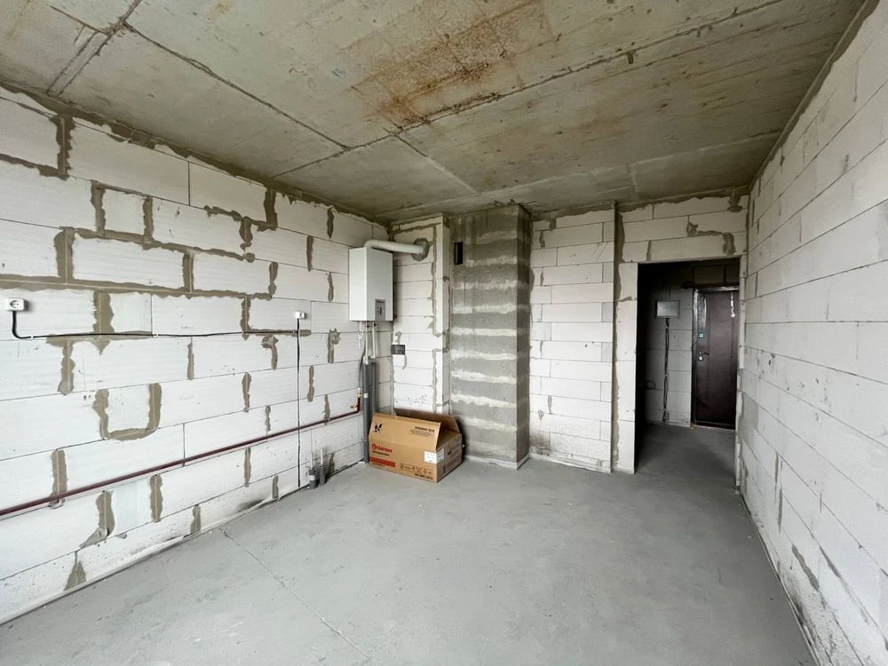 For Sale: One-Bedroom Apartment for Renovation, Gas Heating, Available