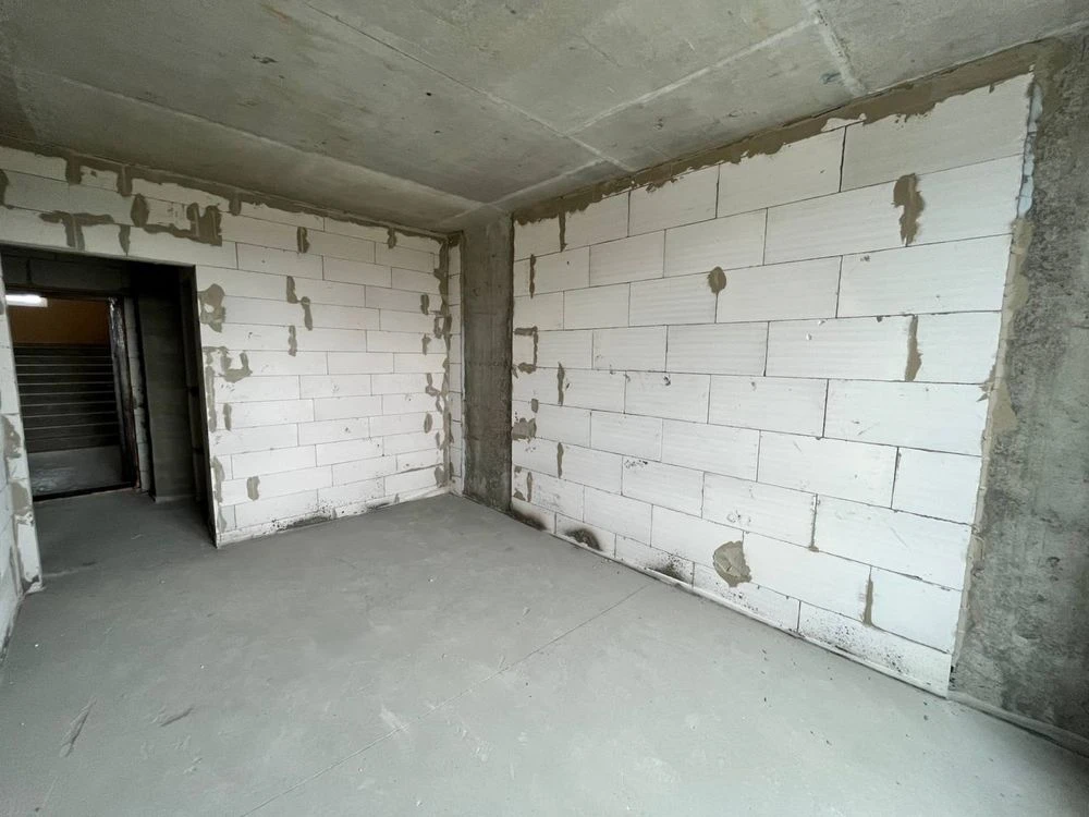 For Sale: One-Bedroom Apartment for Renovation, Gas Heating, Available
