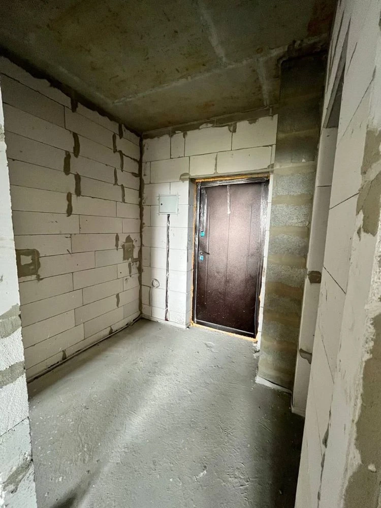 For Sale: One-Bedroom Apartment for Renovation, Gas Heating, Available
