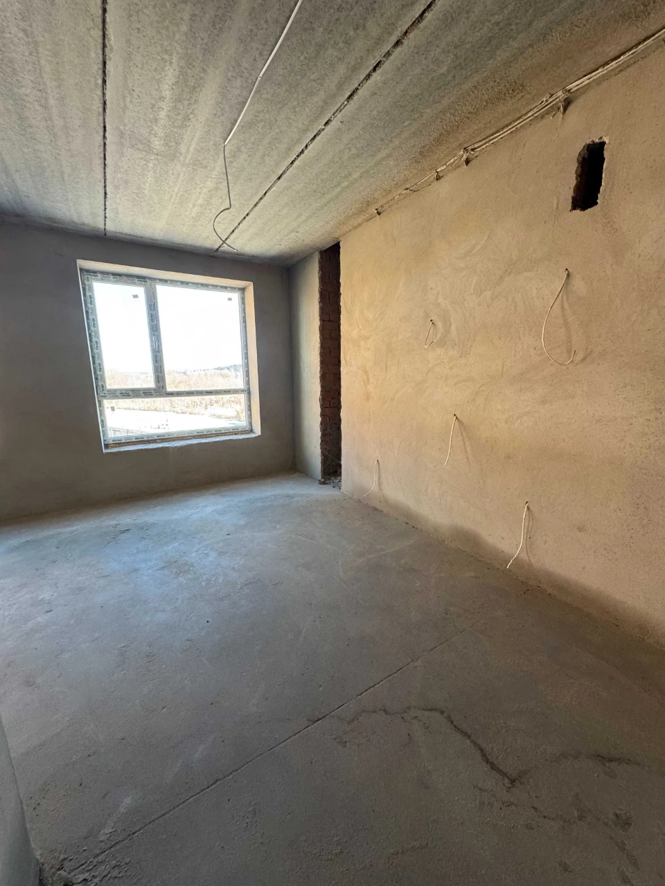 For Sale: 2-room apartment for renovation. Gas heating. Own plot.