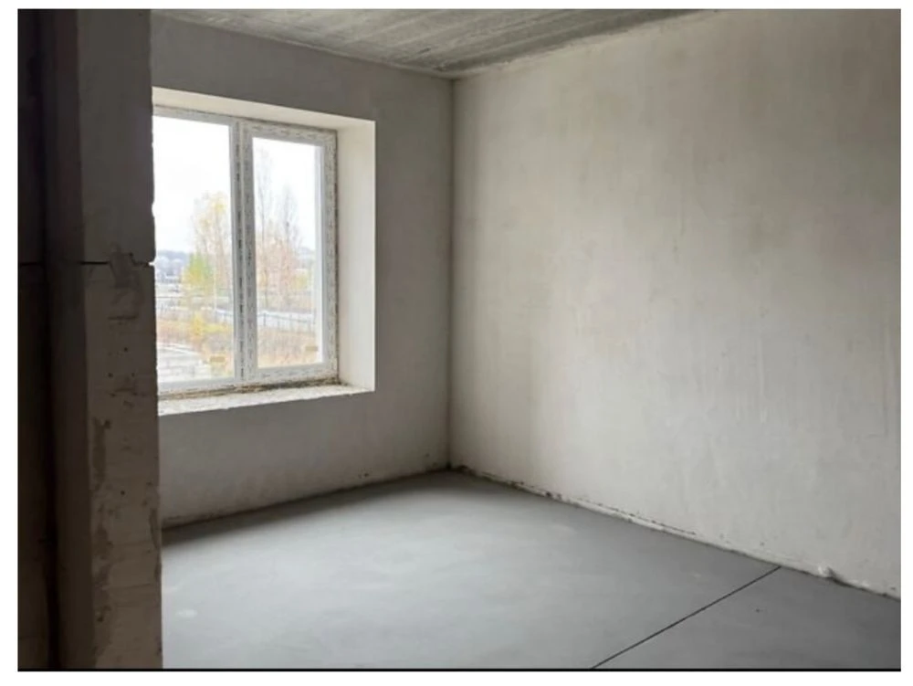 One-bedroom apartment on a low floor, minimal finishing