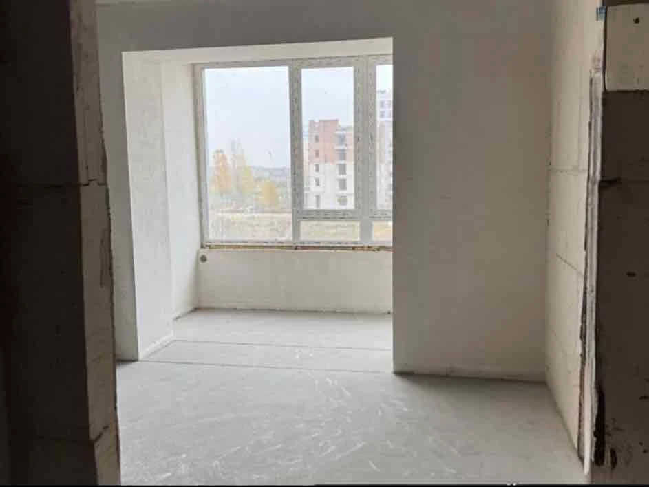 One-bedroom apartment on a low floor, minimal finishing