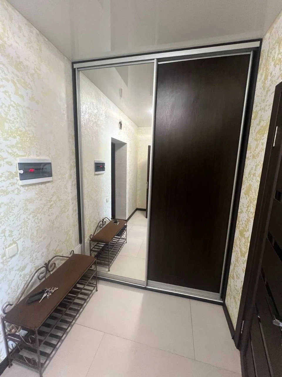 Продається велика укомплектована 1-кімнатна квартира з РЕМОНТОМ, ГАЗ+Балкон. Податки 2%!
