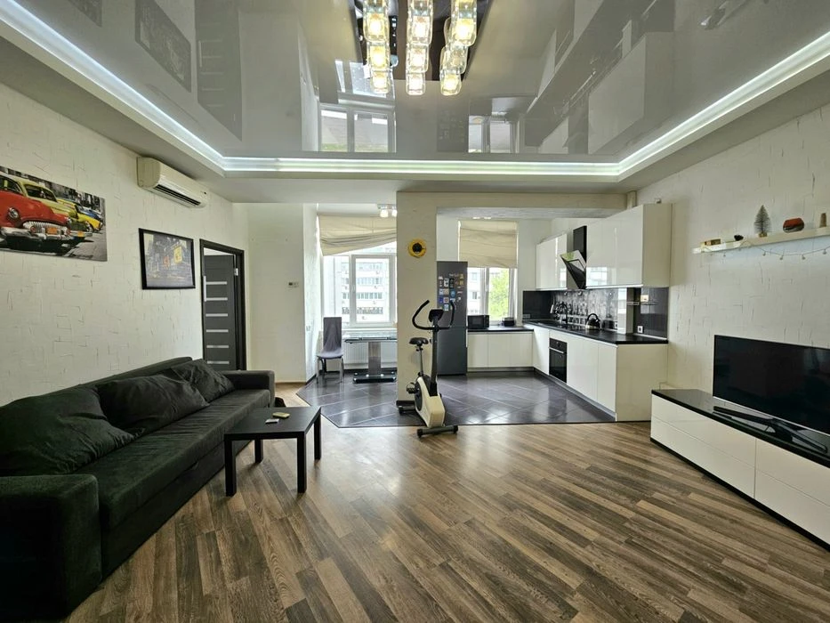 For sale 3-room apartment with renovation in the clubhouse, N st.