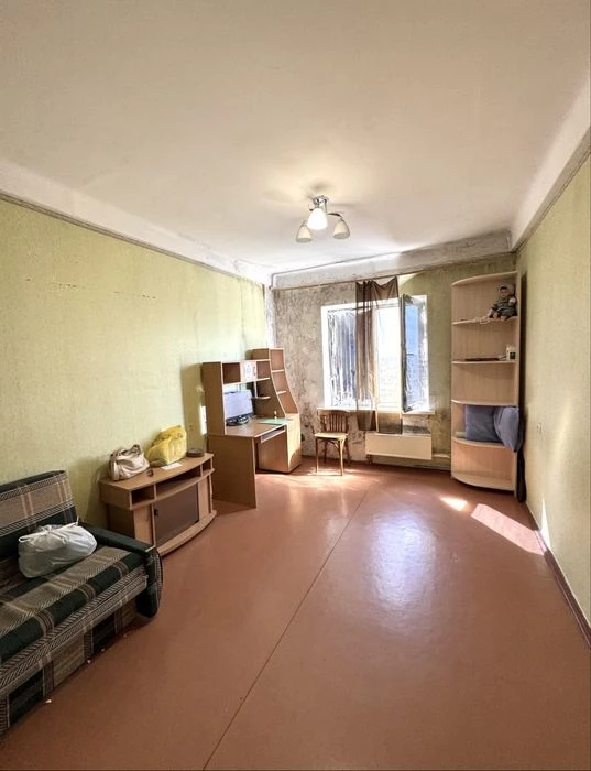 Продается 2 ком квартира в Днепровском р-не по улице Кремлев.