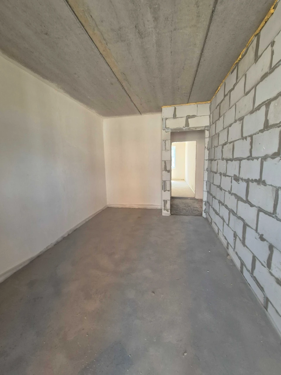 Apartment with balcony in Buchi! Brick House! Gas Heating