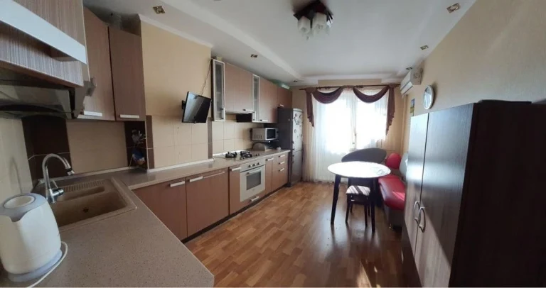 Spacious 2-bedroom apartment 66.6 sq m in Bucha with renovation and furniture