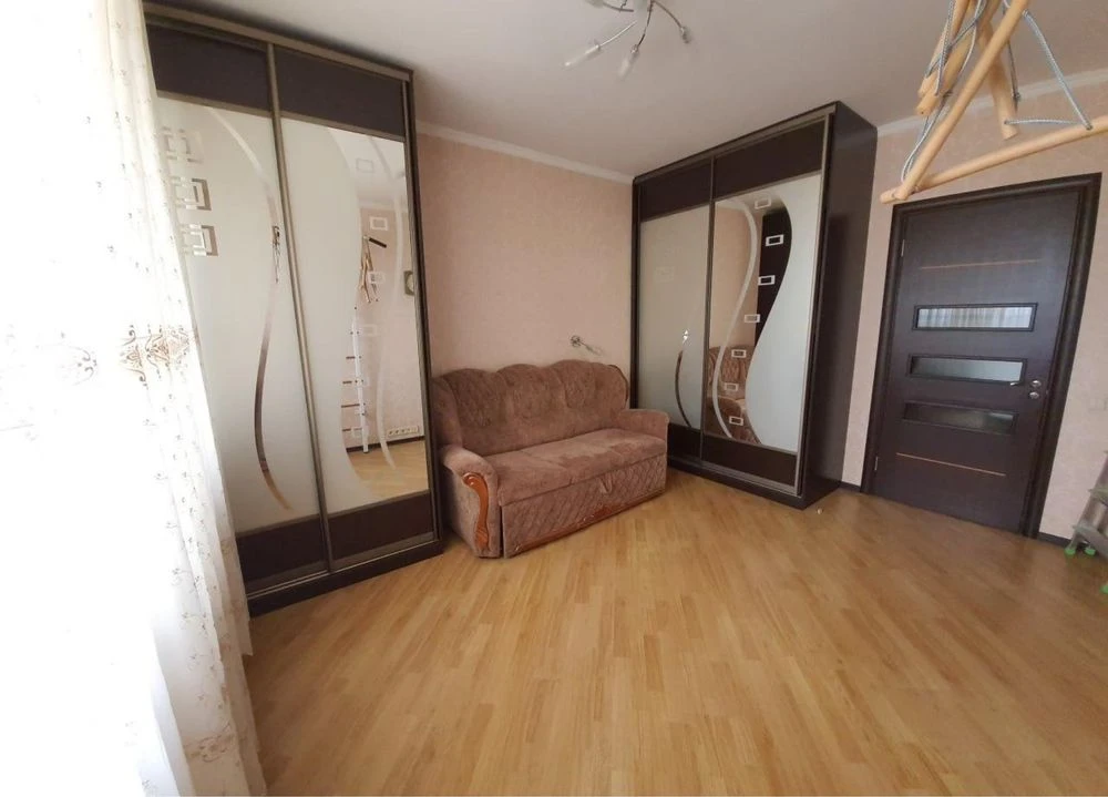 Spacious 2-bedroom apartment 66.6 sq m in Bucha with renovation and furniture