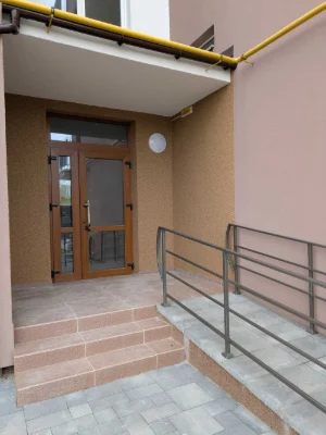 Повноцінна 1 кімнатна з газовим опаленням в готовому будинку
