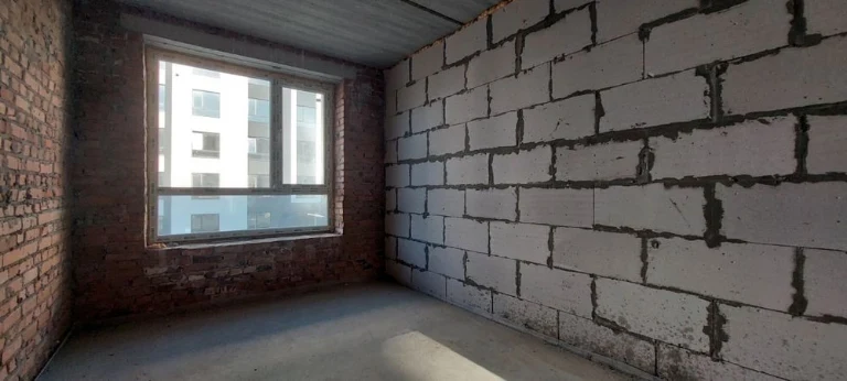 Studio apartment in a completed building. Can be renovated!