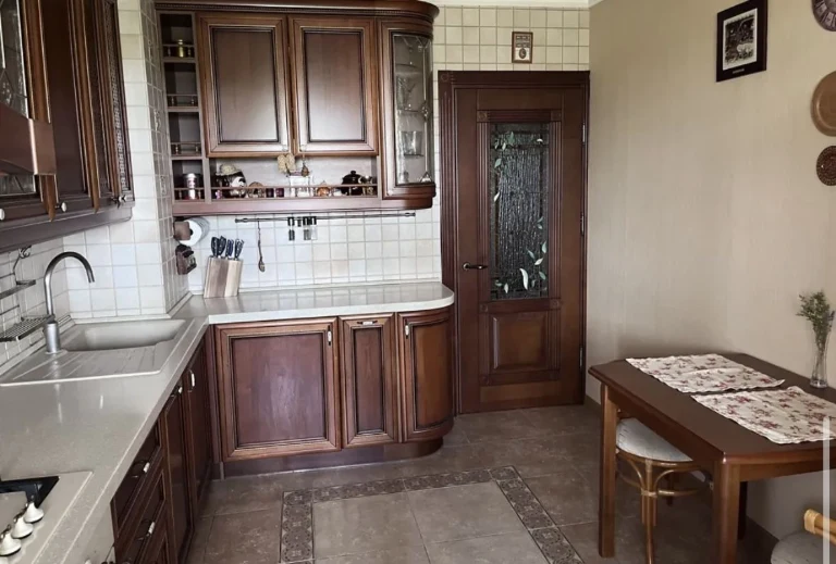 Продаж 3-к квартира з ремонтом та меблями центр Бучі поряд з