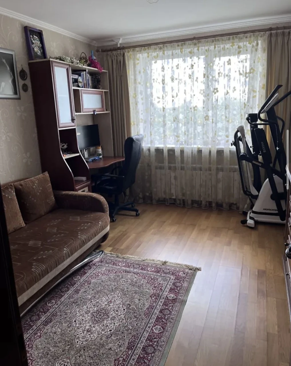 Продаж 3-к квартира з ремонтом та меблями центр Бучі поряд з