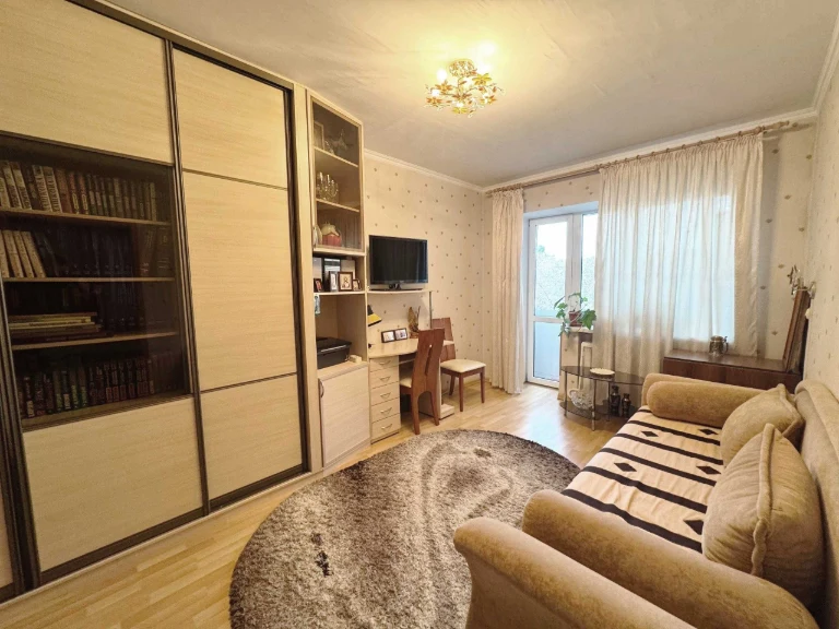 Продаж 3 к.квартири з ремонтом та меблями. Заїзжай та живи.