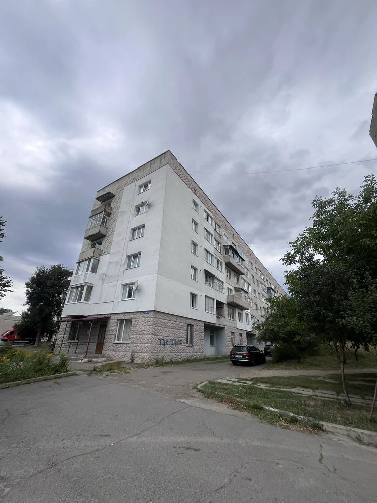 Продается уютная комфортная 3-комнатная квартира рядом с озером в городе
