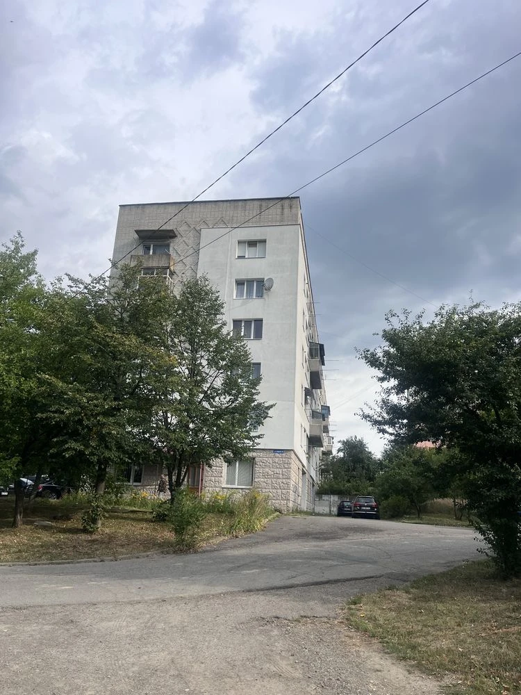 Продается уютная комфортная 3-комнатная квартира рядом с озером в городе