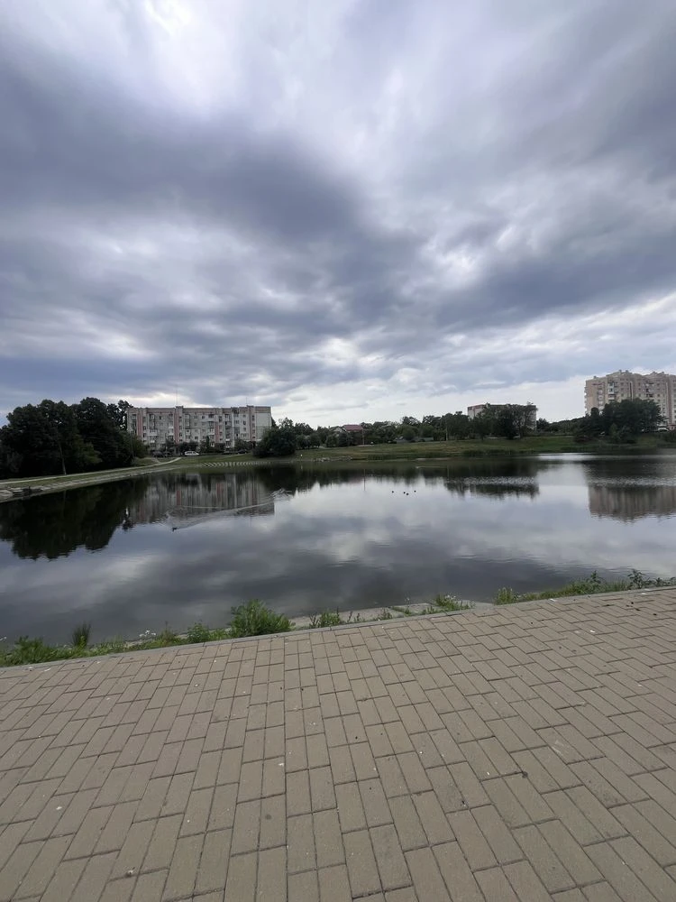 Продается уютная комфортная 3-комнатная квартира рядом с озером в городе