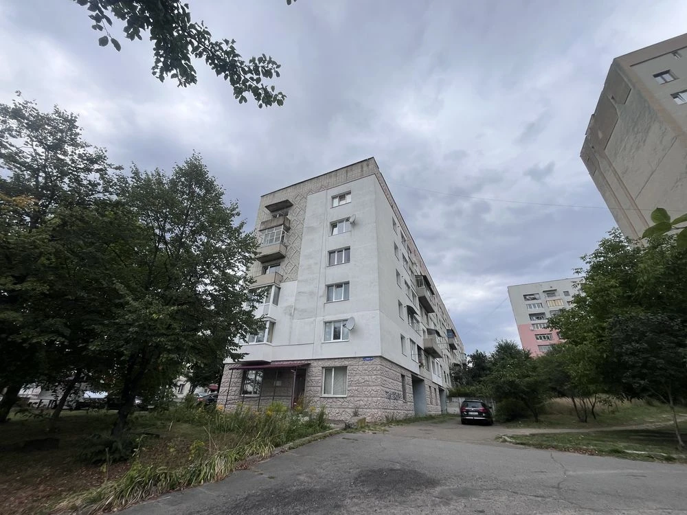Продается уютная комфортная 3-комнатная квартира рядом с озером в городе