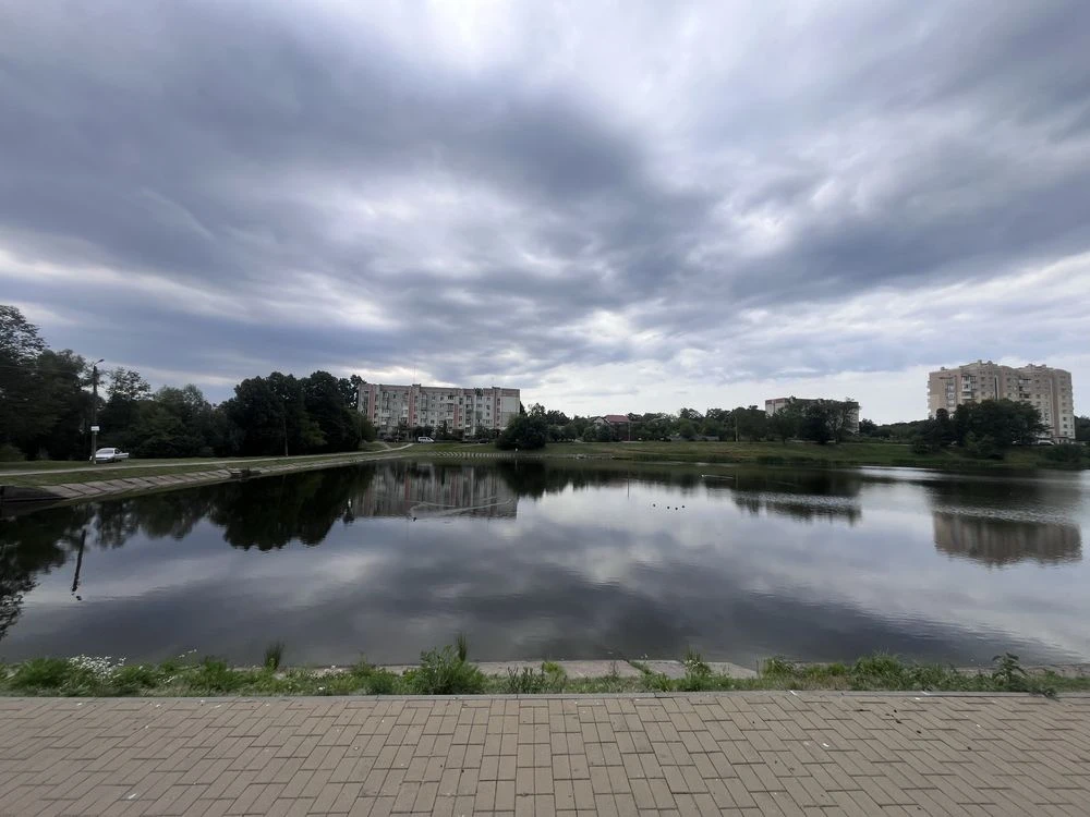 Продается уютная комфортная 3-комнатная квартира рядом с озером в городе