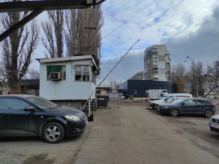 I will rent/sell a place in a guarded parking lot on Bocharova/Zh. St.