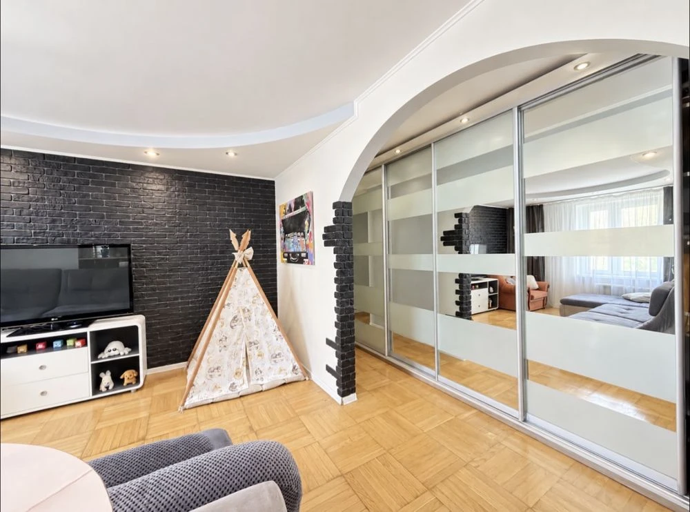 Sale of a 3-room apartment in the city of Ukraine