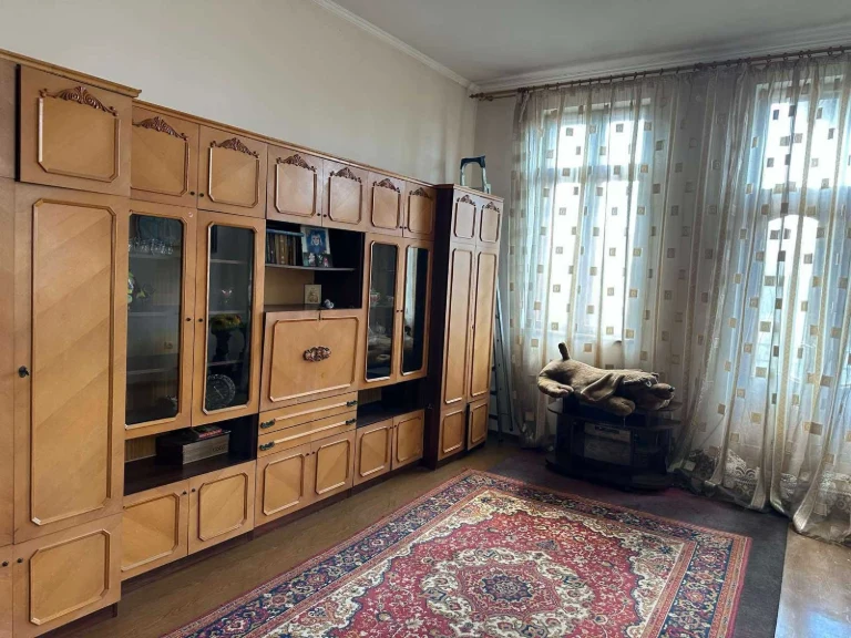 Продається 2-кімнатна квартира у самому центрі міста Рудки.