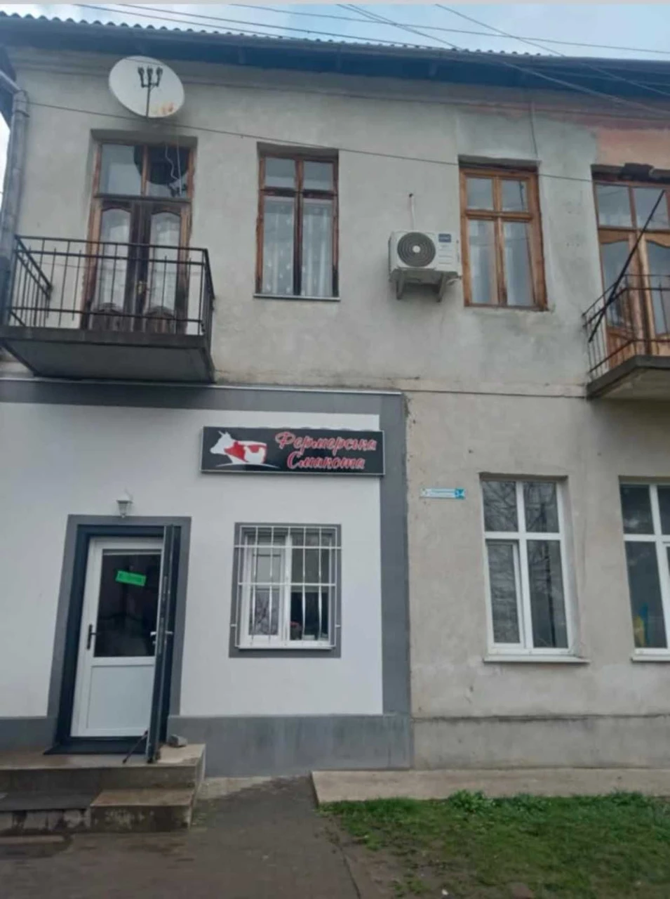 Продається 2-кімнатна квартира у самому центрі міста Рудки.