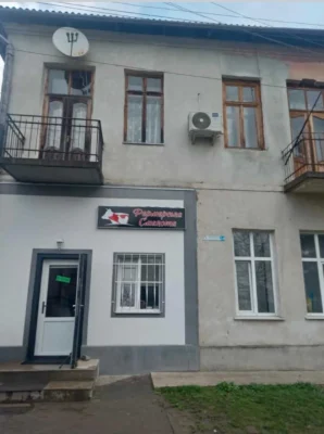Продається 2-кімнатна квартира у самому центрі міста Рудки.