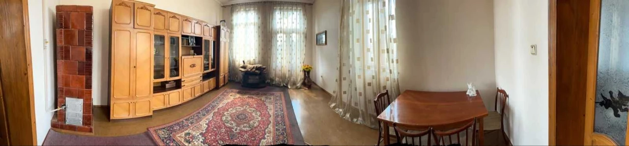 Продається 2-кімнатна квартира у самому центрі міста Рудки.