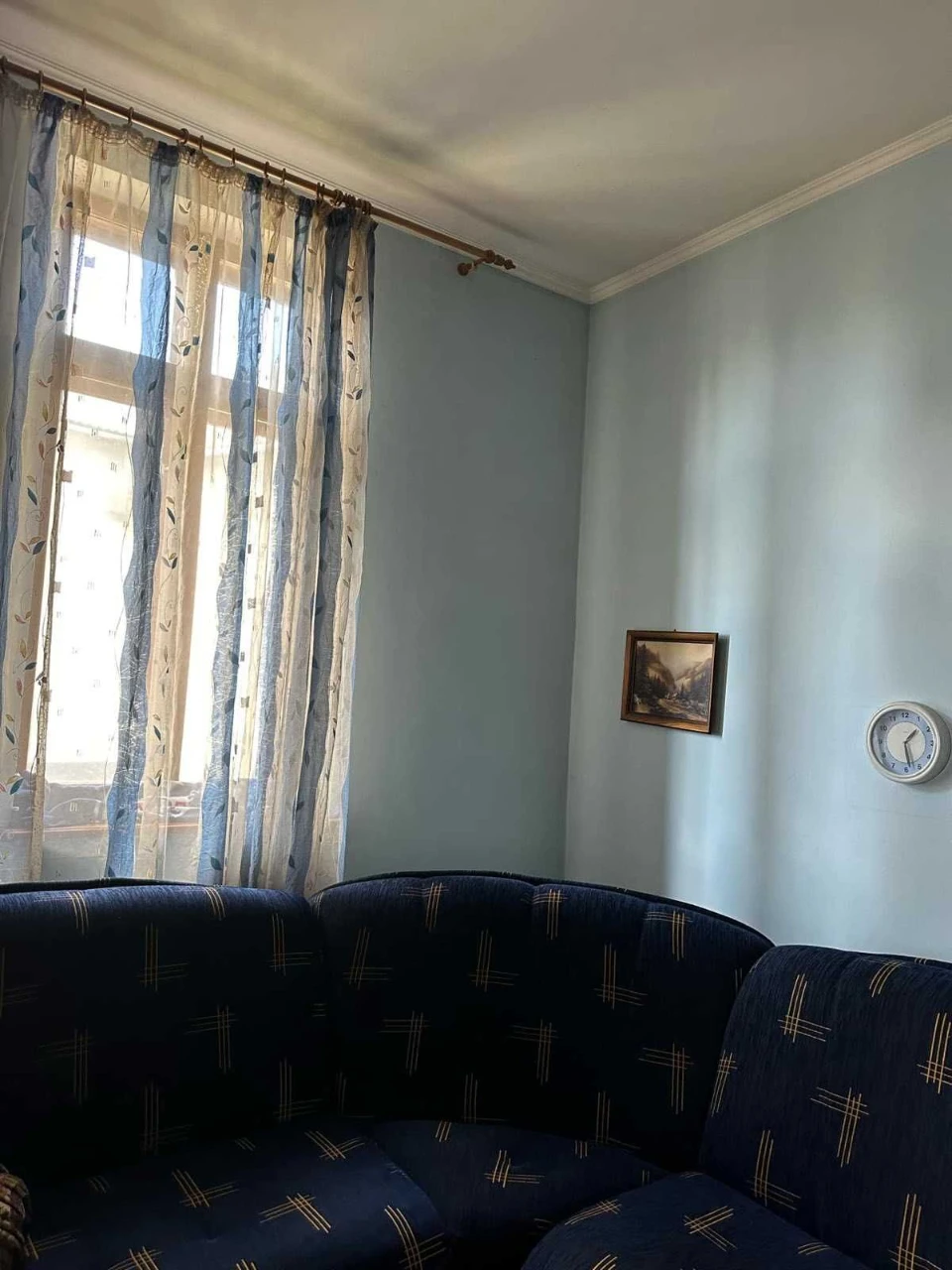 Продається 2-кімнатна квартира у самому центрі міста Рудки.