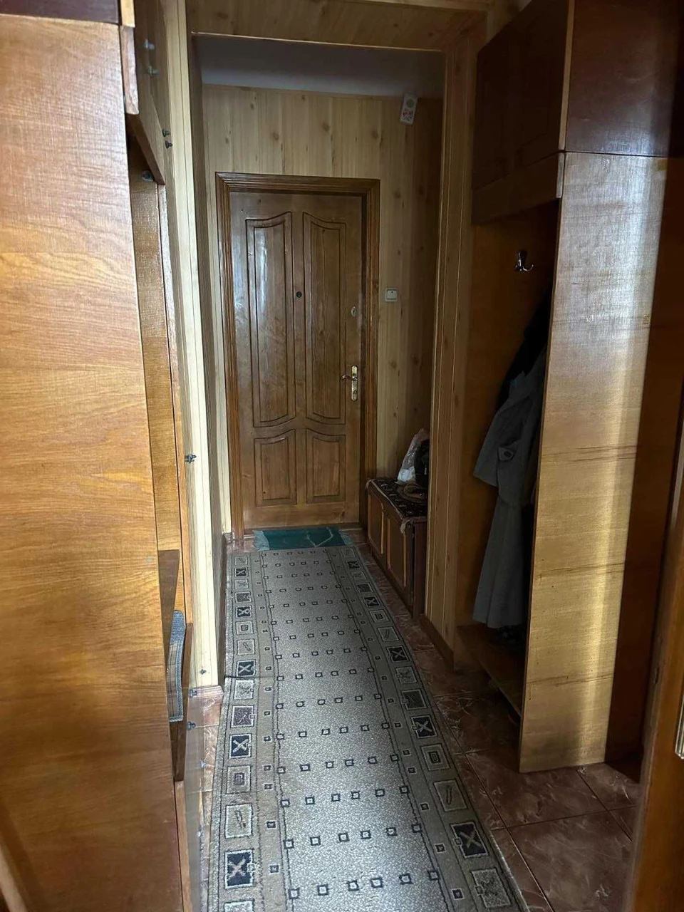 Продається 2-кімнатна квартира у самому центрі міста Рудки.