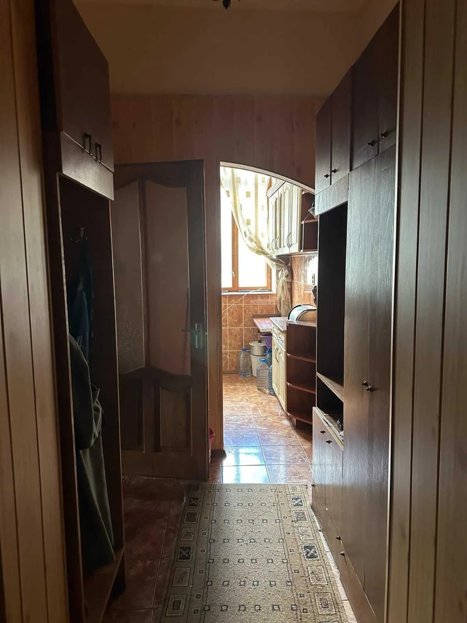 Продається 2-кімнатна квартира у самому центрі міста Рудки.