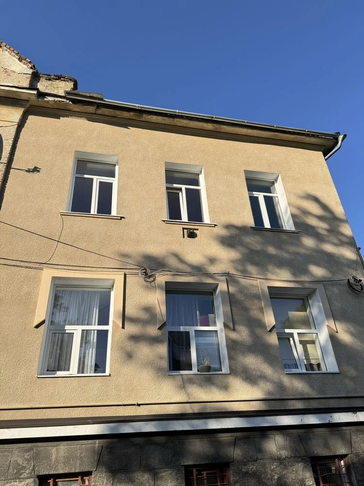 Світла квартира з горищем під житло у Хирові