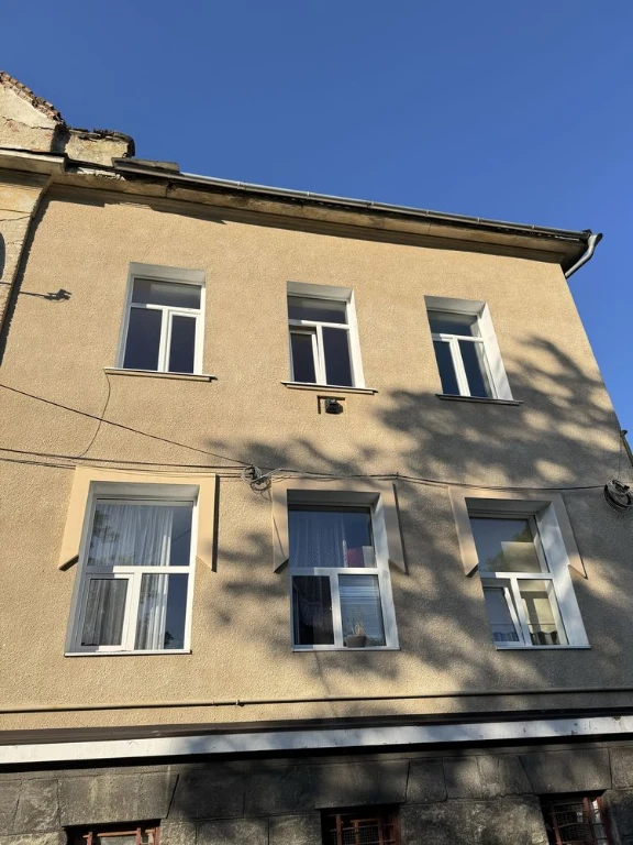 Світла квартира з горищем під житло у Хирові
