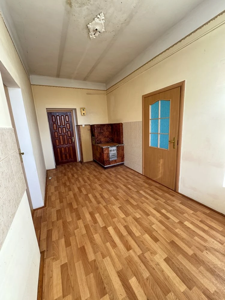 Світла квартира з горищем під житло у Хирові